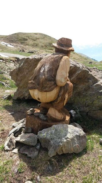 Carvings on the way to lake Fallere